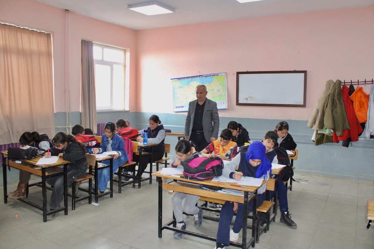 HamurMEM1's tweet photo. Şube müdürlerimiz Sn. Fırat GÜZELYÜZ ve Sn. Adem KRAL Yukarı Gözlüce Öğretmen Burçin Özdemir Ortaokulu’nu ziyaret ederek ortak sınav denetiminde bulundular.
@MinuzErkan @hasan_kokrek https://t.co/DxGirDgy81
