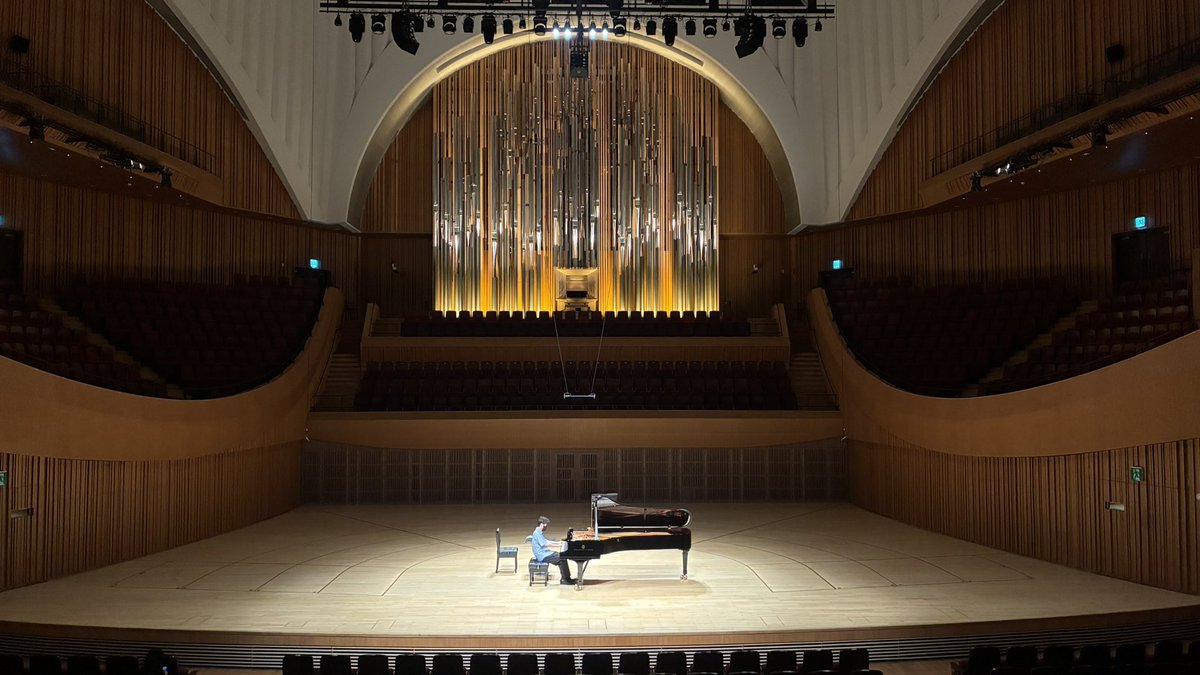 japan_arts's tweet photo. 牛田智大 on the Tour in Korea🇰🇷

韓国リサイタル最終日は大きなパイプオルガンがそびえ立つ、ソウルのロッテコンサート���ール。

鳴り止まぬ拍手とスタンディングオベーション、これにて牛田智大の初・韓国リサイタルツアーは終演です👏

今後の活動にもぜひご注目ください！ https://t.co/8LFGI6beU0
