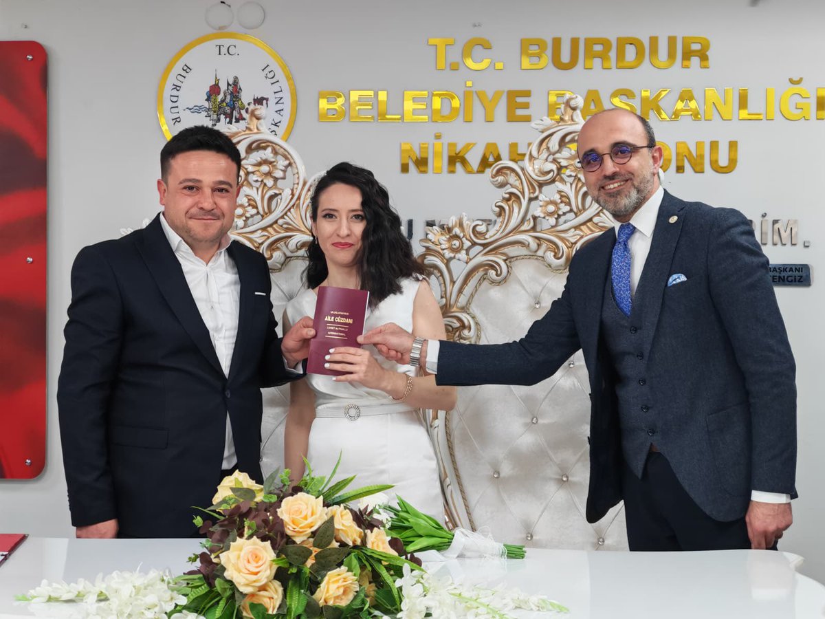 mustafaozboyaci's tweet photo. Bazı anlar vardır, sadece yaşanmaz; hafızalara kazınır. Bugün Hande ve İsmail’in sonsuz mutluluğa 'Evet' deyişlerine en yakından şahitlik ettik. 

Birbirine sevgiyle bakan bu iki güzel kalbin yolculuğu daim, huzuru bol olsun. Bir ömür boyu el ele, hep böyle gülümseyerek.. https://t.co/CuFQaC2pKY