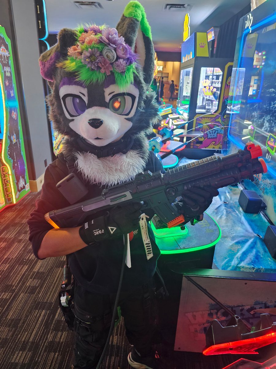 ¿QUIERES? .w.🍹

Suiting at Dave &amp; Buster’s in Times Square!

#furry #manhattan