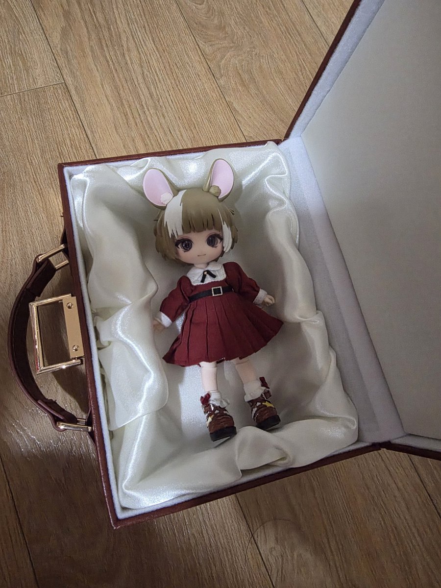 제일 중요한거: 그럼 넨도돌,오비츠로이드,혹은 기타ob11사이즈 애들은 들어가나요??

네!! 잘들어갑니다 크기는 대충 아래사진으로 한번 봐주시면 될것같습니다 제가 가지고 있는 ufdoll 일반바디가 다른 ob11이나 넨도돌보다 사이즈(길이)가 더 길기때문에 무난하게 들어갑니다