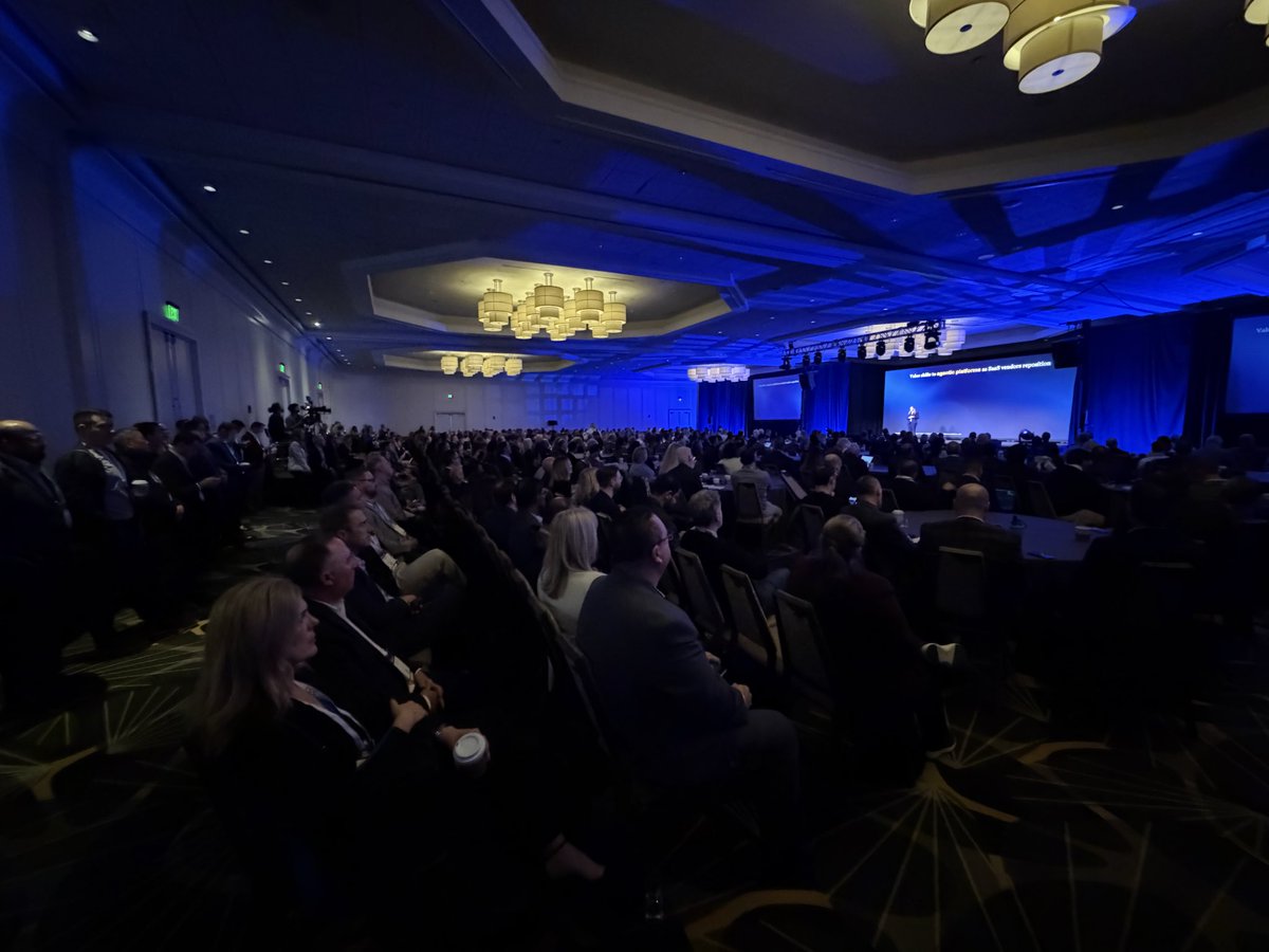 BusinessofDave's tweet image. .@meredithwhalen has a standing room keynote #IDCDirections