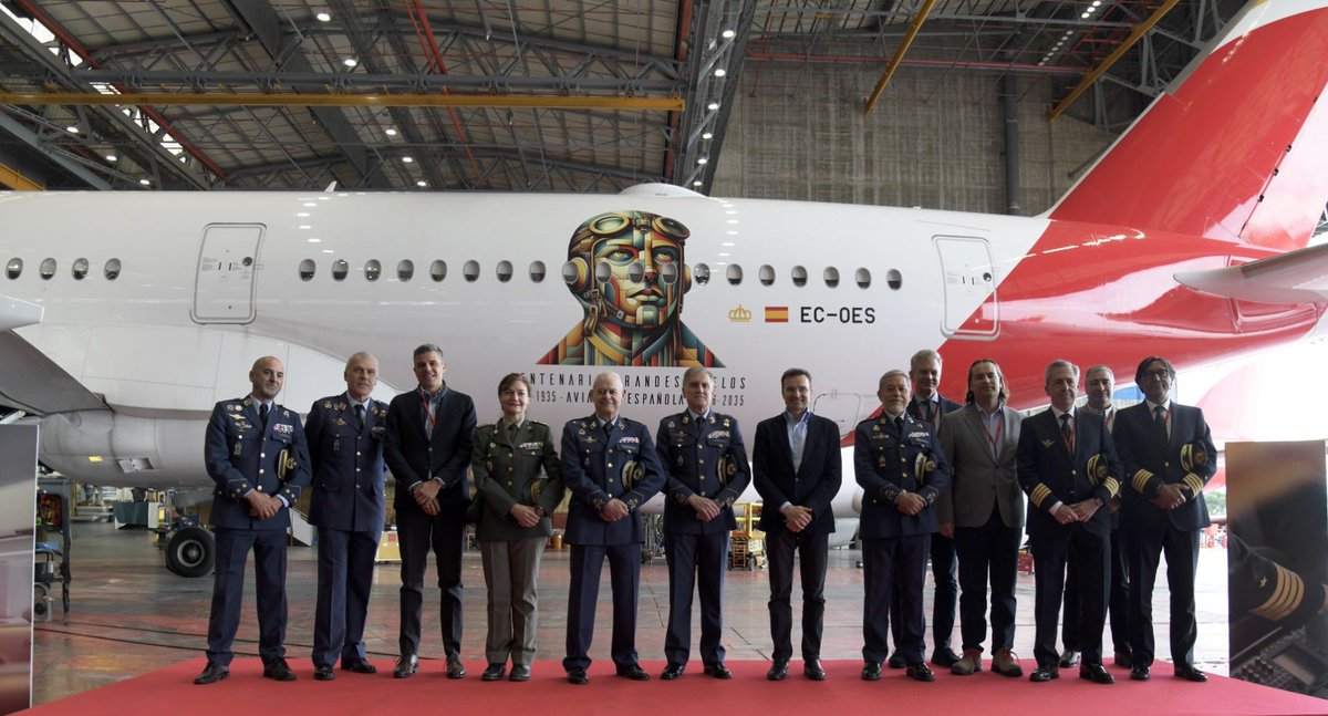 Gate7aviation's tweet photo. Iberia a décoré l’un de ses avions, un A350-900 immatriculé EC-EOS, pour célébrer le centenaire des grands vols de l’aviation espagnole. 
L’appareil arbore un logo commémoratif conçu par l’Armée de l’air et de l’espace.Cet hommage intervient à un moment symbolique, à un an du centenaire d’Iberia en 2027.
Cette commémoration fait écho au vol historique du Plus Ultra en 1926, premier avion à traverser l’Atlantique Sud entre l’Espagne et Buenos Aires, en 59 heures et 40 minutes. 
Aujourd’hui, #Iberia relie #Madrid à #BuenosAires en environ 12 h 30, illustrant les progrès spectaculaires de l’aviation.Le Centenaire des grands vols (2026-2035) rend hommage aux exploits pionniers qui ont permis à l’Espagne de se positionner à l’avant-garde de l’aviation mondiale.