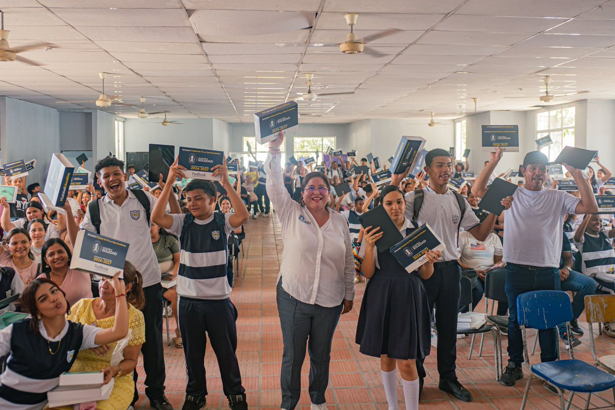soledadalcaldia's tweet photo. 📱✨ SOLEDAD EDUCA DIGITAL

Iniciamos la entrega de 2.270 tablets que transformarán el aprendizaje de los estudiantes de grado 10° en Soledad.

📍 Día 1
🏫 IE José Castillo Bolívar — 💻 125
🏫 IE Técnica Microempresarial — 💻 43
🏫 IE Alberto Pumarejo — 💻 25

📚 Soledad Educa Digital: más oportunidades para aprender, crecer y construir futuro.