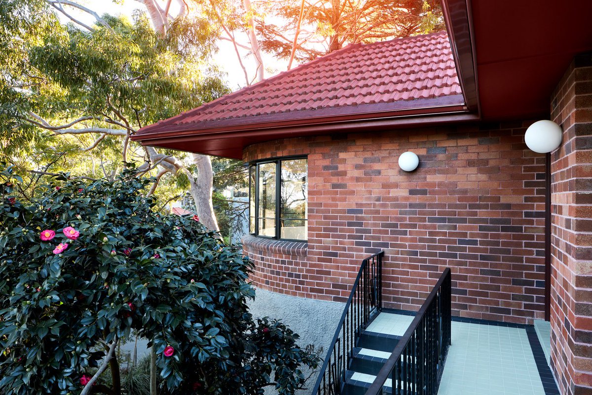 shavnyuyngah's tweet photo. Brick has thermal mass. It absorbs heat during the day and releases it slowly at night. No AC running all day. No imported cladding. Just a material that understands the climate it sits in.

House Lincoln; Lane Cove, Sydney, Australia. A 1950s brick bungalow extended with a new brick tower. Same material, same logic, decades apart. The addition doesn’t fight the original, it continues it.

This is how we should build for our climate.

More photos in the comments.

Those Architects | Sydney, Australia 🇦🇺
📷 Luc Remond