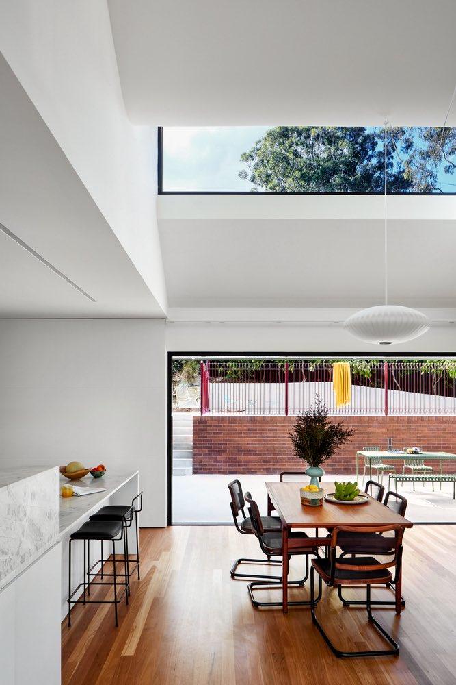 shavnyuyngah's tweet photo. Brick has thermal mass. It absorbs heat during the day and releases it slowly at night. No AC running all day. No imported cladding. Just a material that understands the climate it sits in.

House Lincoln; Lane Cove, Sydney, Australia. A 1950s brick bungalow extended with a new brick tower. Same material, same logic, decades apart. The addition doesn’t fight the original, it continues it.

This is how we should build for our climate.

More photos in the comments.

Those Architects | Sydney, Australia 🇦🇺
📷 Luc Remond