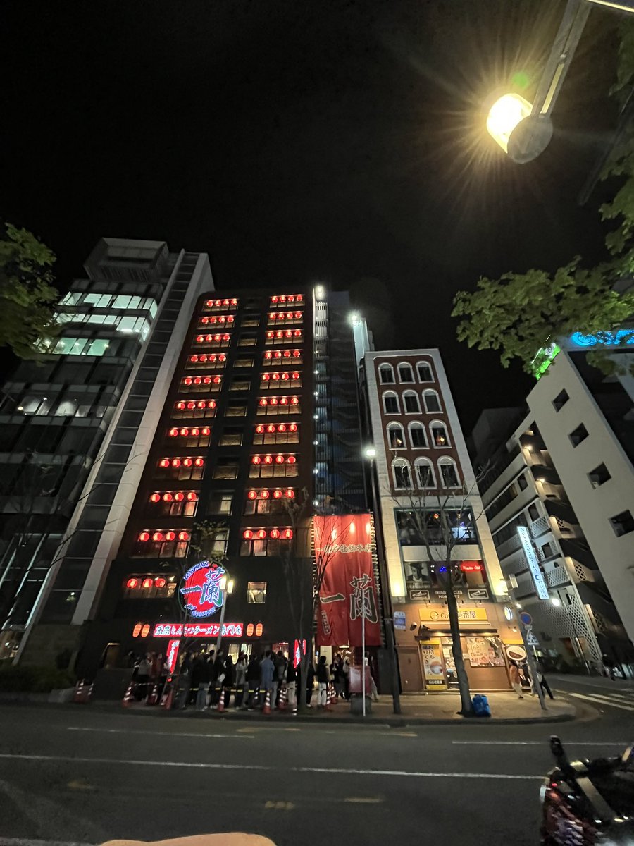 22時半でまだこの並び。。すごい。。