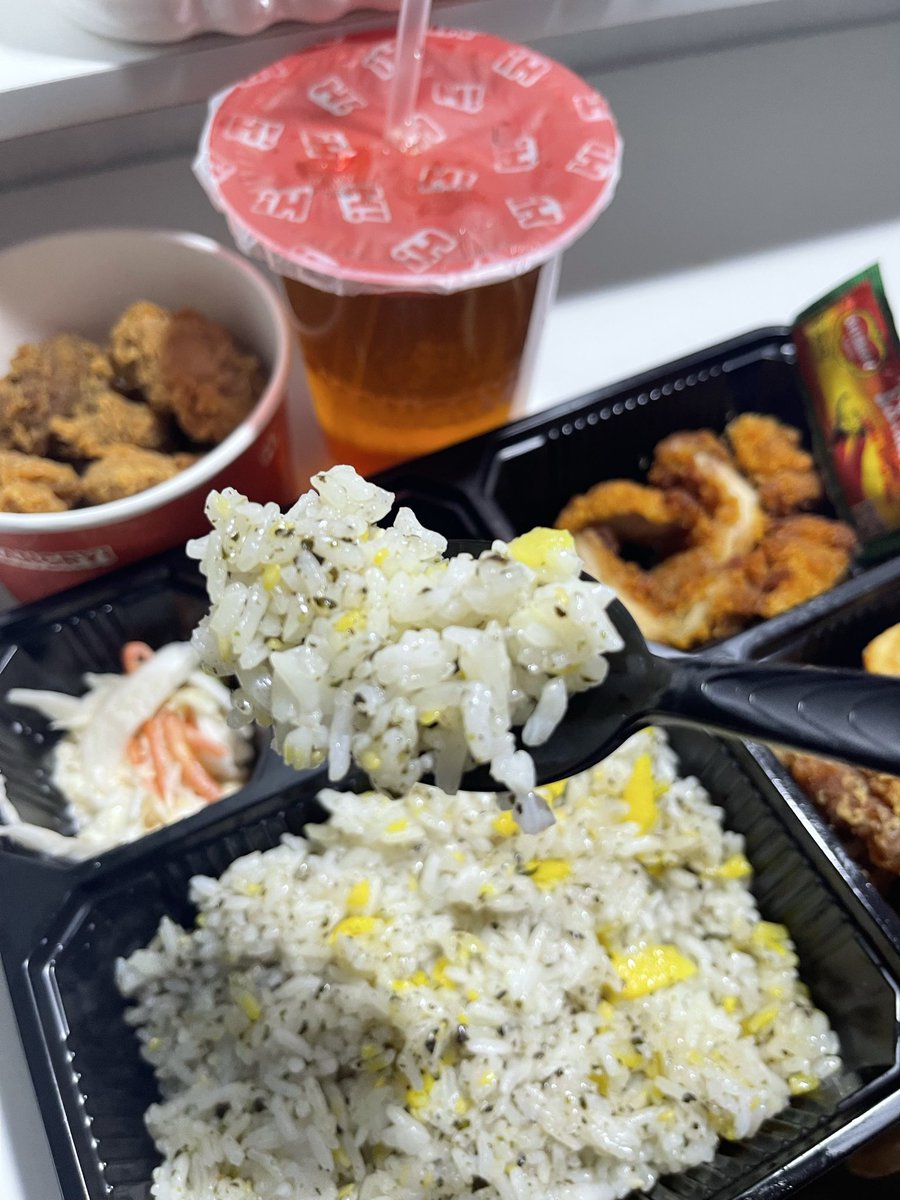 empty__core's tweet photo. hah ijo2 apaaan guys?? nasi rumput laut kah? bishi bento worth it bngt dpt lauknya banyakk 😭😭 

apa menu andalan kalian klo bingung craving japanese food guyss?? https://t.co/3CIRZXUQu8