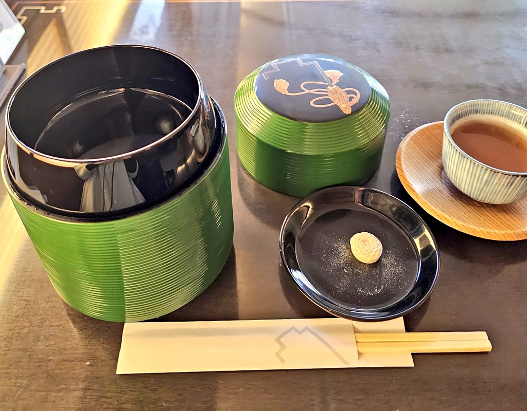 ue_kyon's tweet photo. ｢助六の日常原画展｣を見に丸善京都本店に行きました。初めて見る可愛い原画もあり感激❣️
その後、久しぶりに河原町をぶらぶらして｢鍵善良房｣さんでくずきりを食べました。最後に京都高島屋で大好きな｢祇園ちご餅｣を購入して帰宅。
1日良く歩きました🚶‍♀️ https://t.co/ql8ZfHgGFZ