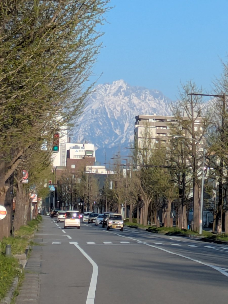 lexusus's tweet photo. 今日の立���連峰、息をのむ美しさでした。
 空気が澄んでいて、稜線がくっきり。
こんな日に富山にいられることに、素直に感謝。

撮影場所：富山きときと空港展望会、護国神社前、布瀬公園、富山大橋
 #立山連峰 #富山 #北アルプス #絶景 https://t.co/YRWWwfkXjS