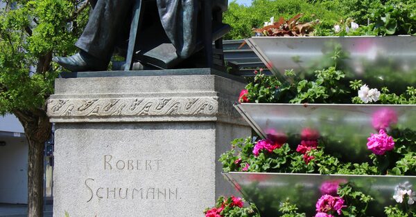 StadtZwickau's tweet image. Blumen für #Robert Schumann - Floristen-Wettbewerb für Gestaltung des Denkmals zwickau.de/de/aktuelles/p…
