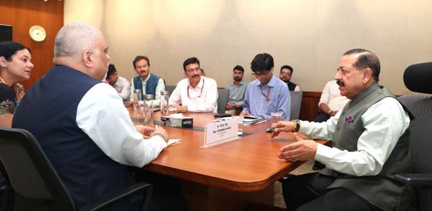 PIB_India's tweet photo. National Quantum Mission achieves 1,000-km secure communication milestone in under 3 years of its launch: Union Minister @DrJitendraSingh 

Quantum Mission expands startup support to 17, backs 9 new deep-tech ventures

Deep-tech funding gains traction as TDB draws about 100 proposals, BIRAC nears 200 biotech applications

Union Minister @DrJitendraSingh reviews progress off 'Quantum Mission', status of RDI Funding

Read here: https://t.co/qxGj6IcKs3