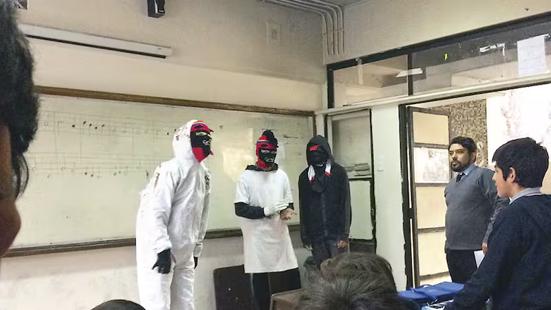 5/7
✅ Sanciones por interrumpir clases: paralizar el colegio o alterar gravemente la jornada será considerado falta grave.
✅ Se prohíben gorros, capuchas, pasamontañas o cualquier cosa que impida identificación. Y también ropa que haga apología a la violencia o las drogas.