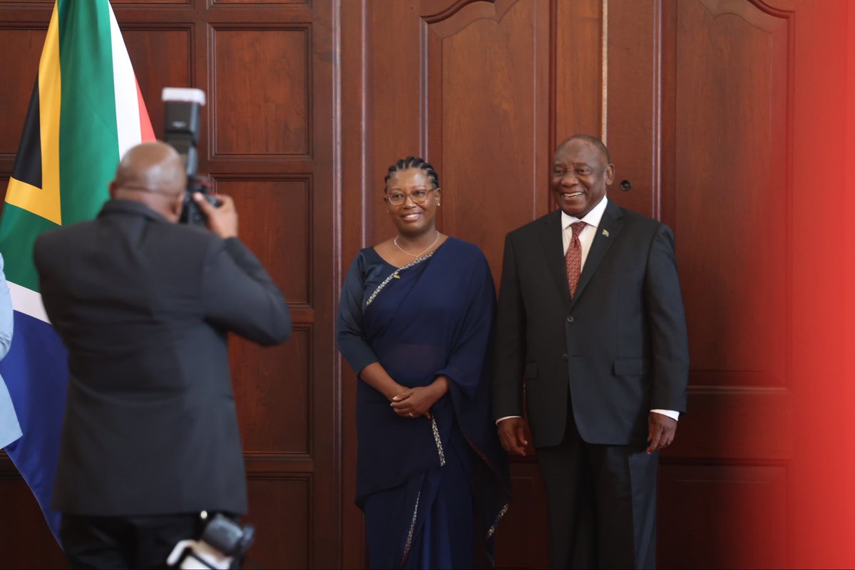 PresidencyZA's tweet image. 🇿🇦 His Excellency President @CyrilRamaphosa receives Letter of Credence from Head of Mission, HE Mrs Maria Francesca Mireille Martin of the Republic of #Mauritius 🇲🇺.

#LettersofCredence
#BetterAfricaBetterWorld