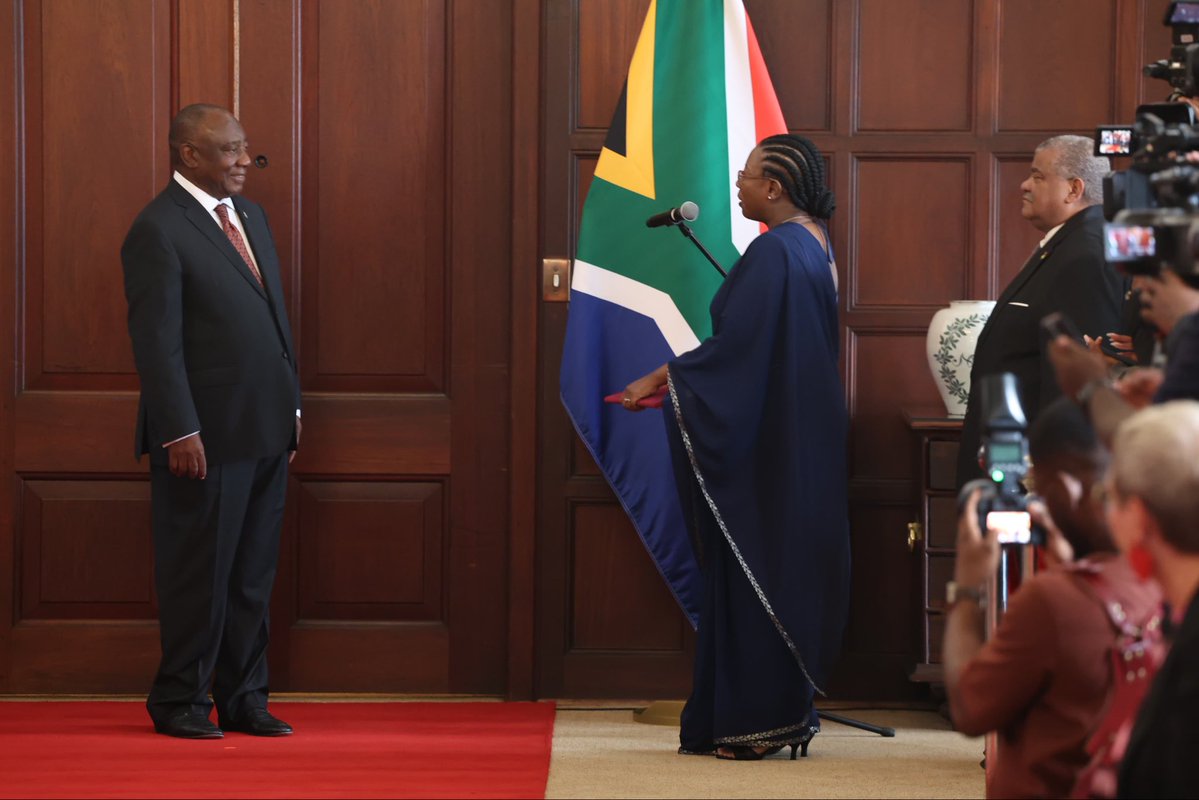 PresidencyZA's tweet image. 🇿🇦 His Excellency President @CyrilRamaphosa receives Letter of Credence from Head of Mission, HE Mrs Maria Francesca Mireille Martin of the Republic of #Mauritius 🇲🇺.

#LettersofCredence
#BetterAfricaBetterWorld