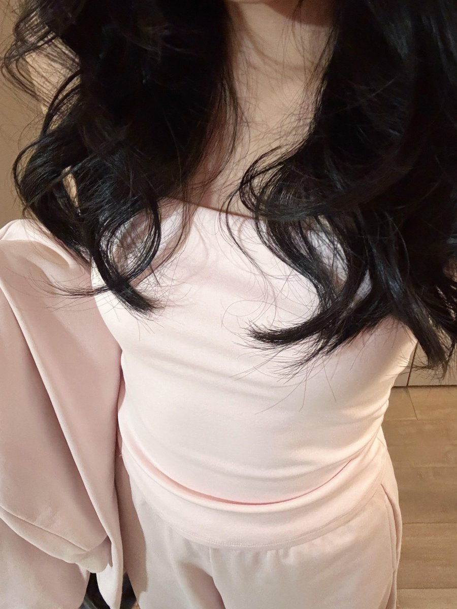 Chris09022019's tweet photo. やわらかな色に包まれて、気持ちまでふんわり。
さりげない可愛さが、今日をやさしく整えてくれる🎀
#今日のコーデ #ootd #ピンクコーデ #フェミニンコーデ #大人可愛い #きれいめコーデ #韓国ファッション #ミラーセルフィー #日常のひとコマ #雰囲気記録 https://t.co/Vep6FTAhlm
