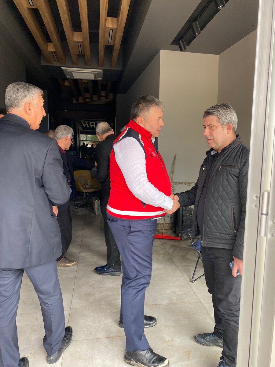 osmaniyeash's tweet photo. 📍 Kadirli

İl Müdürümüz Sayın Tolga Nacar, Çalışma ve İş Kurumu İl Müdürü Hacı Akkoyunlu ve Sosyal Güvenlik Kurumu İl Müdürü Soner Doğan ile birlikte Kadirli ilçesinde 7 Nisan akşamı meydana gelen sel felaketinden  etkilenen esnaflarımızı ziyaret ederek geçmiş olsun dileklerini iletmiştir.

📌 İl Müdürümüz, ziyaret kapsamında yürütülen saha çalışmaları hakkında esnaflarımızdan bilgi almış; afetten etkilenen vatandaşlarımız ve ailelerine yönelik yerinde tespit, ihtiyaç belirleme ve afet sonrası psikososyal destek çalışmalarının sürdüğünü ifade etmiştir. 

Bakanlığımızın tüm imkânlarıyla mağdur olan vatandaşlarımızın yanında olduğunu belirten İl Müdürümüz, afetten etkilenen tüm vatandaşlarımıza geçmiş olsun dileklerini iletmiş; hayatını kaybeden vatandaşlarımıza Allah’tan rahmet dilemiştir.
@tcailesosyal 
@01tnacar 
@MahinurOzdemir 
#osmaniye
#kadirli
#selfelaketi