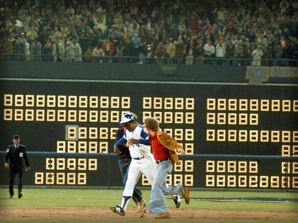 BSmile's tweet image. Today In 1974: Hank Aaron has some company rounding the bases after hitting career HR #715 in Atlanta! #MLB #Braves #Baseball #History