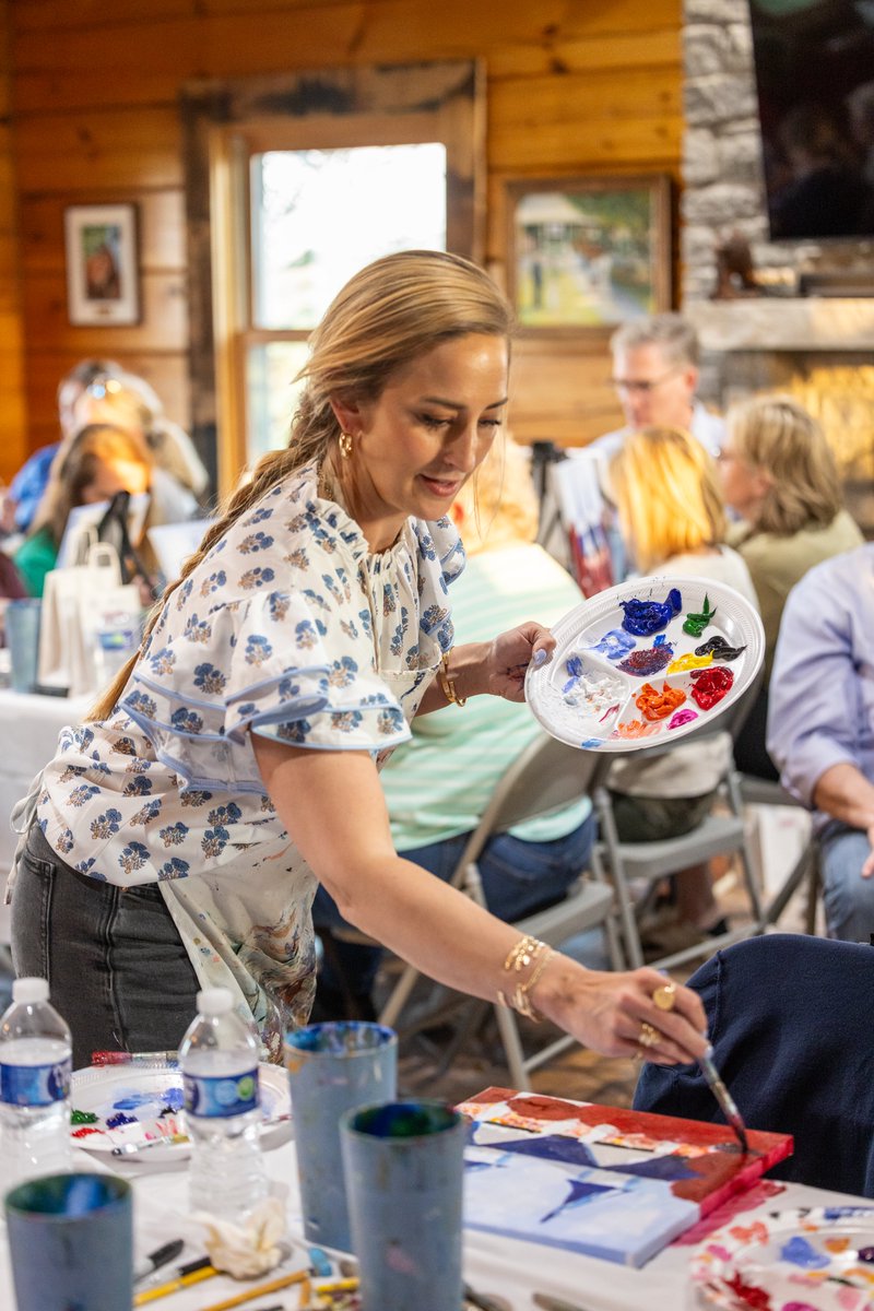 KYHorseCountry's tweet photo. We're still thinking about our Kentucky Derby-themed painting workshop with Kayla Weber Nord 😍

@DenaliStud recently hosted this fun evening, which included a visit with mares and foals before guests painted a canvas that is simply perfect for Derby Season!

#VisitHorseCountry https://t.co/4llEvfYjxz