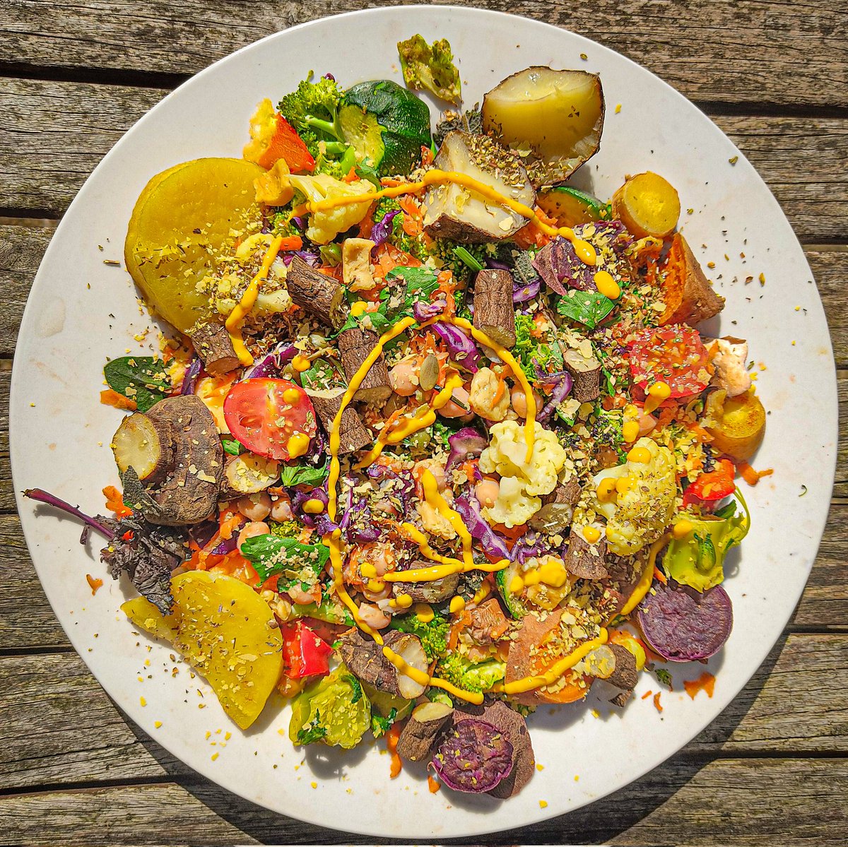 Jayseecosta's tweet image. This is my typical lunch. It costs less than £1, not only doesn't have any animal product but no component looks or tastes like an animal-based dish, it took me 15 minutes to prepare, all ingredients are organic, and it tastes delicious. #vegan #wfpb