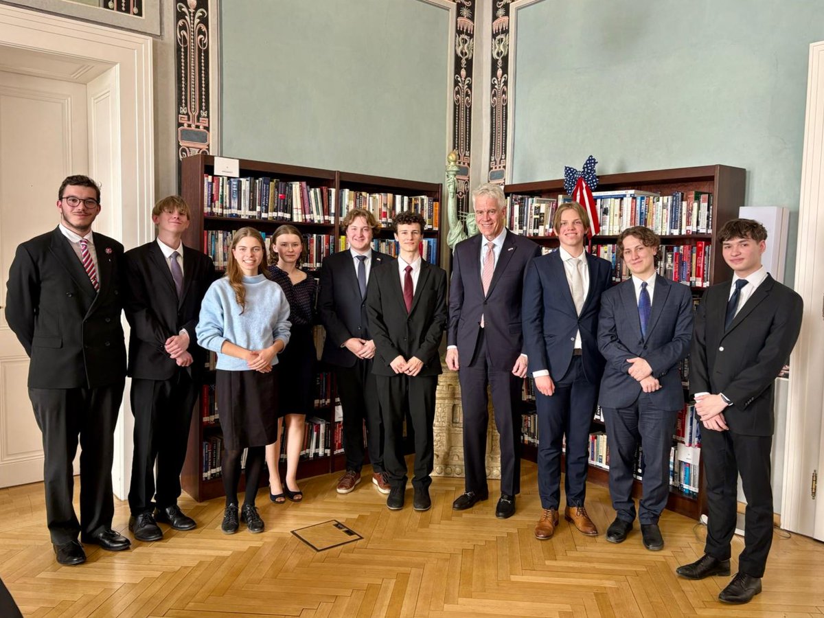 USEmbassyPrague's tweet photo. „Přeji hodně štěstí všem studentům, kteří se tento týden účastní Pražského studentského summitu! Bylo mi potěšením setkat se s touto působivou skupinou studentů, kteří v rámci simulace zastupovali Spojené státy, a podělit se s nimi o postřehy z reálné práce amerického velvyslance a amerického velvyslanectví.“ #AmbMerrick