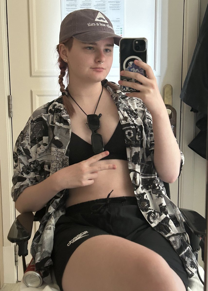 leo/elle :) tweet media