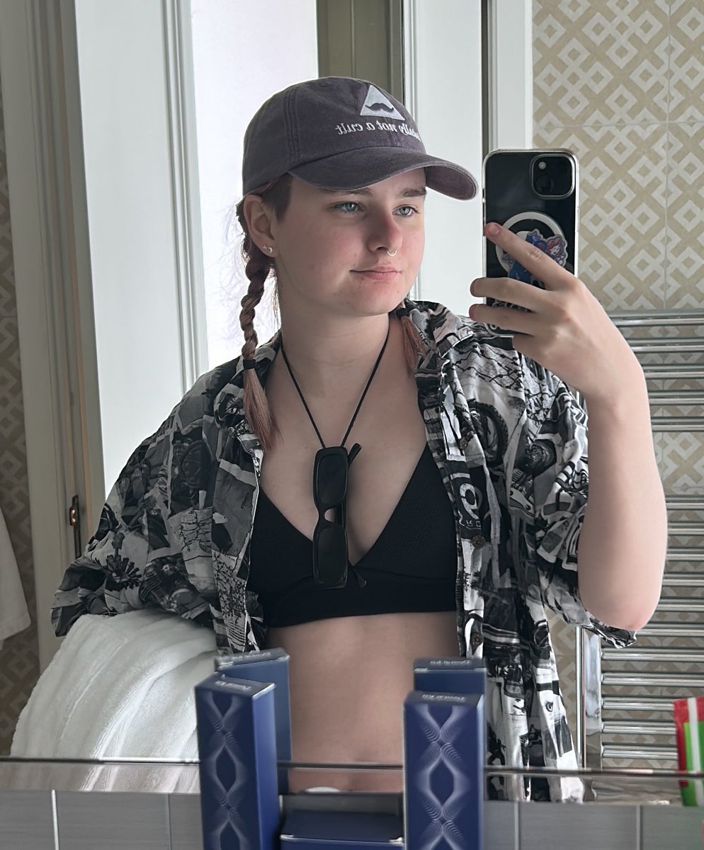 leo/elle :) tweet media