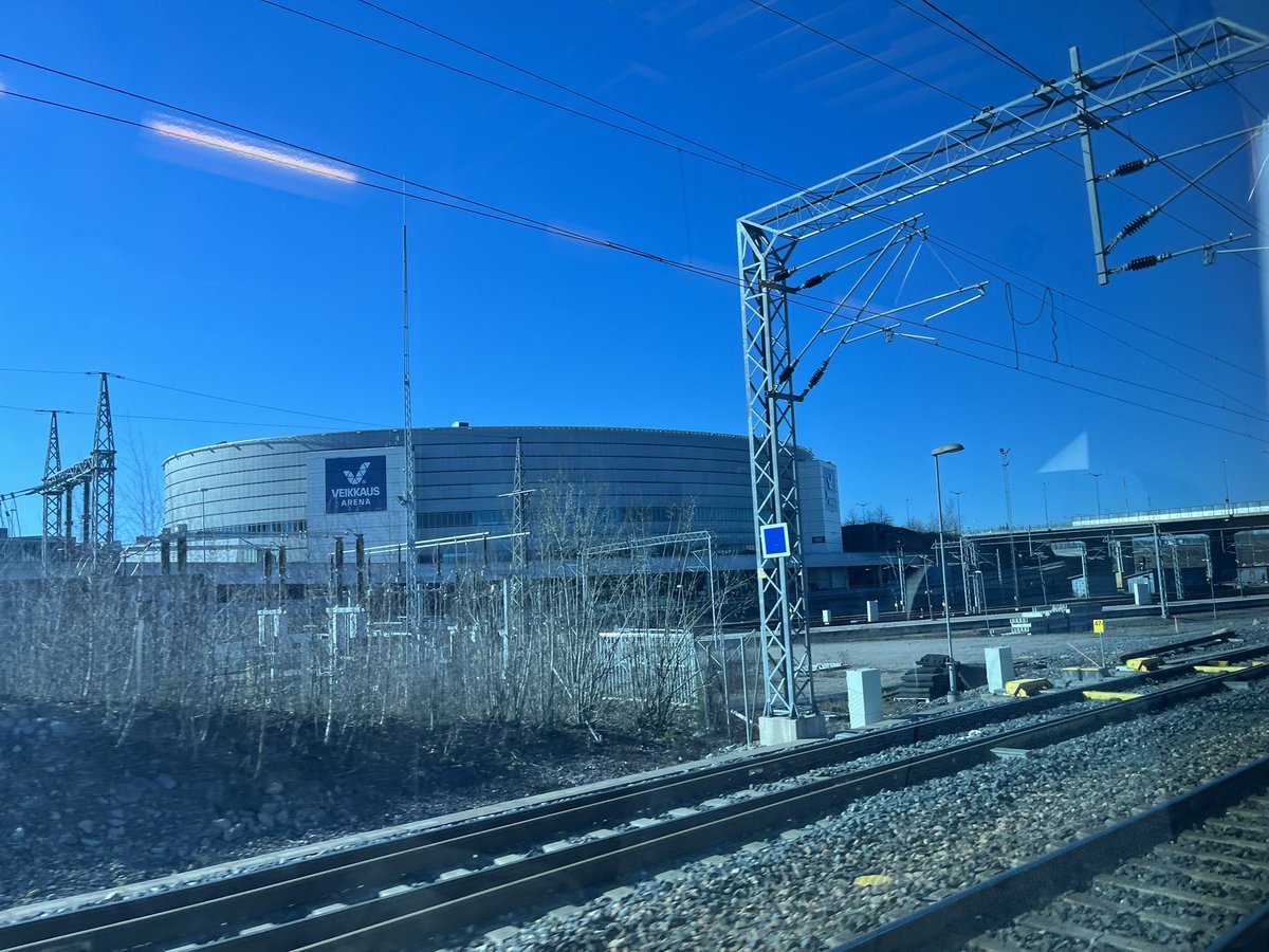 Seeing former Hartwall Arena(Now:Veikkaus Arena) from train's window always reminds me of my first 5sos concert in my life in 2016､it was also my first concert🥹