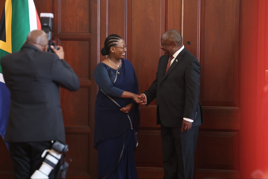 PresidencyZA's tweet image. 🇿🇦 His Excellency President @CyrilRamaphosa receives Letter of Credence from Head of Mission, HE Mrs Maria Francesca Mireille Martin of the Republic of #Mauritius 🇲🇺.

#LettersofCredence
#BetterAfricaBetterWorld