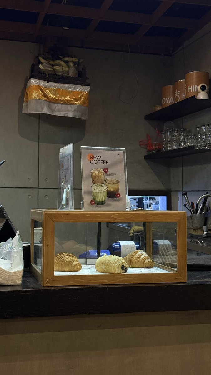 remahancroisant's tweet photo. Kalau niatnya gibah nyarinya coffee shop yang buka’nya sampai 00.00 lewat, kalau sama doi wajib hunting coffee shop yang kopinya enak, tbh ini kopi susunya enak🥹 mana tempatnya cozy lagi sepi enak banget buat ngobrol🫶🏻 https://t.co/i6dL2qPE0a