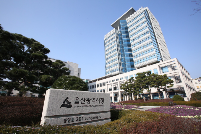 울산시는 해양수산부가 추진하는 '탄소제로 수중데이터센터 표준모형 개발사업' 대상지로 최종 선정돼 앞으로 5년간 국비 400억원을 지원받는다고 8일 밝혔다.
#울산시 #한국해양과학기술원 #탄소제로_수중데이터센터 #해양수산부 #인공지능
▶︎ 자세히보기 vo.la/gNLW6WP