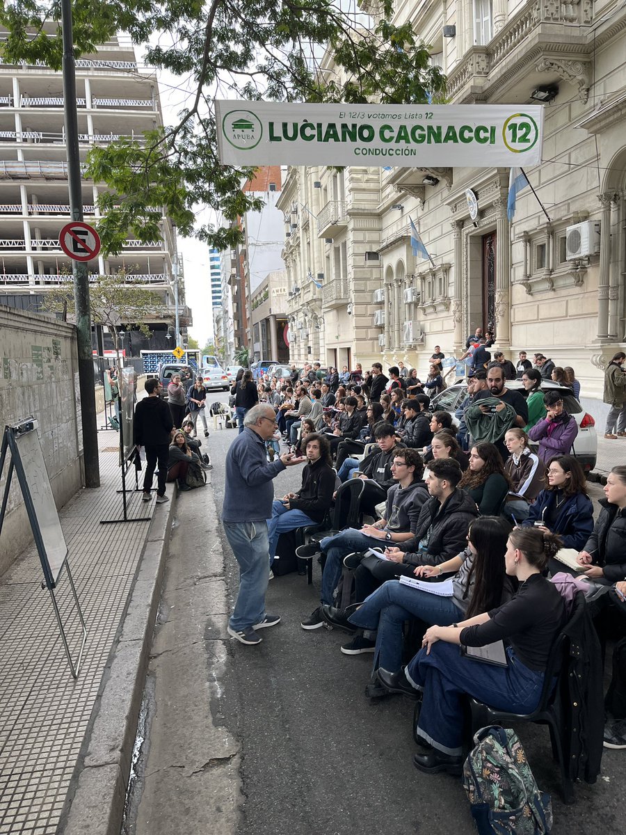 ExactasProyecto's tweet photo. AHORA clases públicas de Exactas-UBA en el @UBARectorado . Le pedimos a las autoridades que exijan la Ley de Financiamiento Universitario vigente https://t.co/ai9JtgyJUn