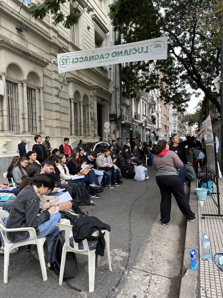 ExactasProyecto's tweet photo. AHORA clases públicas de Exactas-UBA en el @UBARectorado . Le pedimos a las autoridades que exijan la Ley de Financiamiento Universitario vigente https://t.co/ai9JtgyJUn