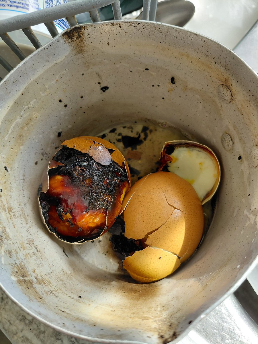 AntheaJames3's tweet photo. #TwitterFriend im doing hard boiled eggs to go in salad tonight, but not sure if they’re boiled enough. Moral to this post , Don’t go out into the garden on a sunny day when you are supposed to be watching things indoors 😂 #WednesdayMessUp https://t.co/GhZLu3VJCj