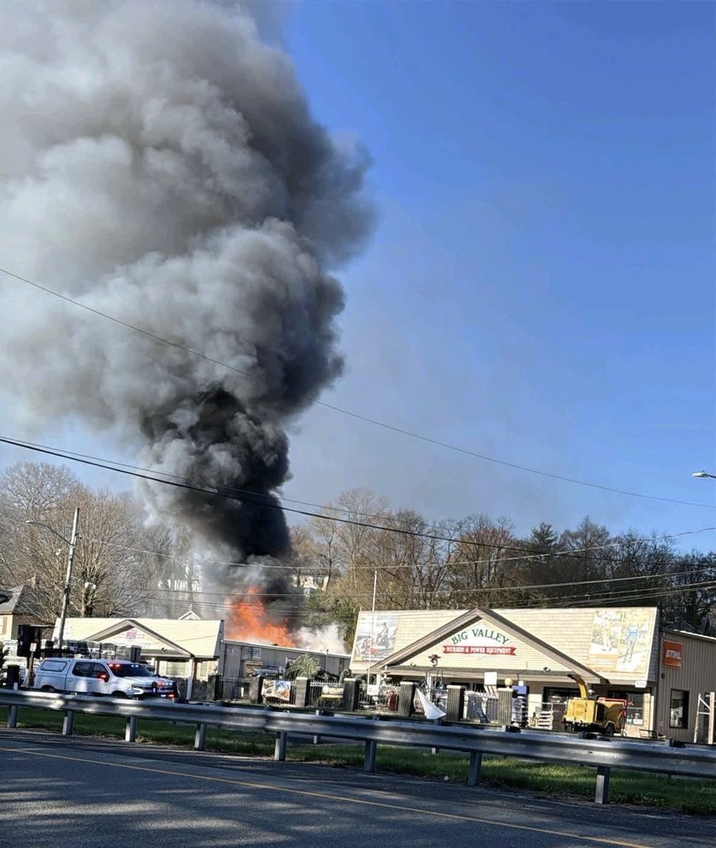 LIFireBuff's tweet image. GLENWOOD FD WORKING FIRE
532 Cedar Swamp Rd
4 Alarm Building Fire
Big Valley Nursery 
📸: nm 

#workingfire #longisland  #fire #ny #nassau