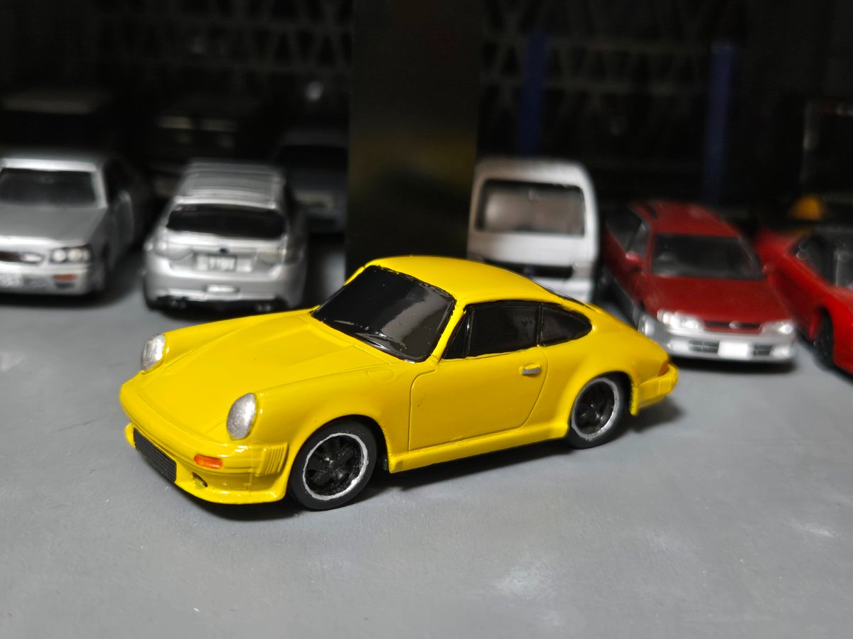 YuItsu11's tweet image. 缶コーヒーのおまけのポルシェ911レストアしました！
カラーはタミヤのイエローです
ルーフが潰れてたのを直してAピラーは分厚めのクリップで自作しました！
スポイラーも欠品してたのでパテで埋めてスポイラーレスにしました～
ベースは4枚目の55円だったやつです！