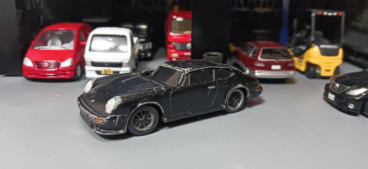 YuItsu11's tweet image. 缶コーヒーのおまけのポルシェ911レストアしました！
カラーはタミヤのイエローです
ルーフが潰れてたのを直してAピラーは分厚めのクリップで自作しました！
スポイラーも欠品してたのでパテで埋めてスポイラーレスにしました～
ベースは4枚目の55円だったやつです！