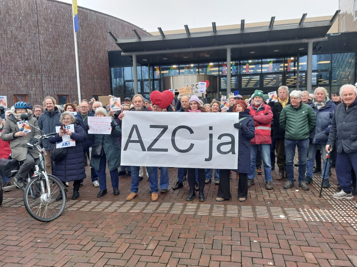 Deze demonstranten zijn allemaal bereid ( of hebben inmiddels ) een asielzoeker in huis te nemen voor 150, euro per maand.
