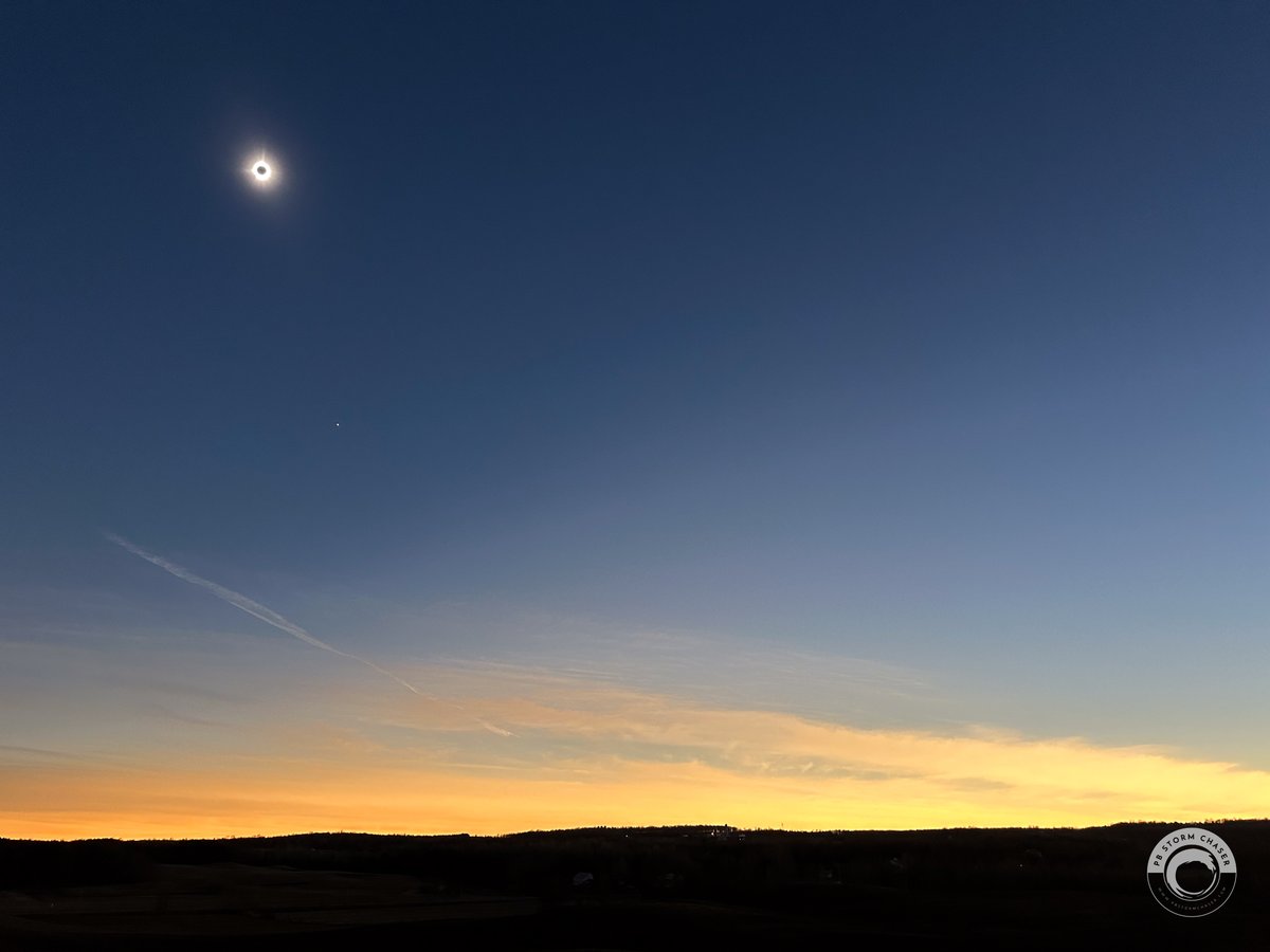 PBStormChaser's tweet image. 🌘 8 avril 2024 – 15h30… un moment irréel. Le ciel s’éteint, le temps s’arrête. Inoubliable.

🌘 April 8, 2024 – 3:30 PM… an unreal moment. The sky goes dark, time stands still. Unforgettable.

#SolarEclipse #Eclipse2024 #Souvenir #Astronomy