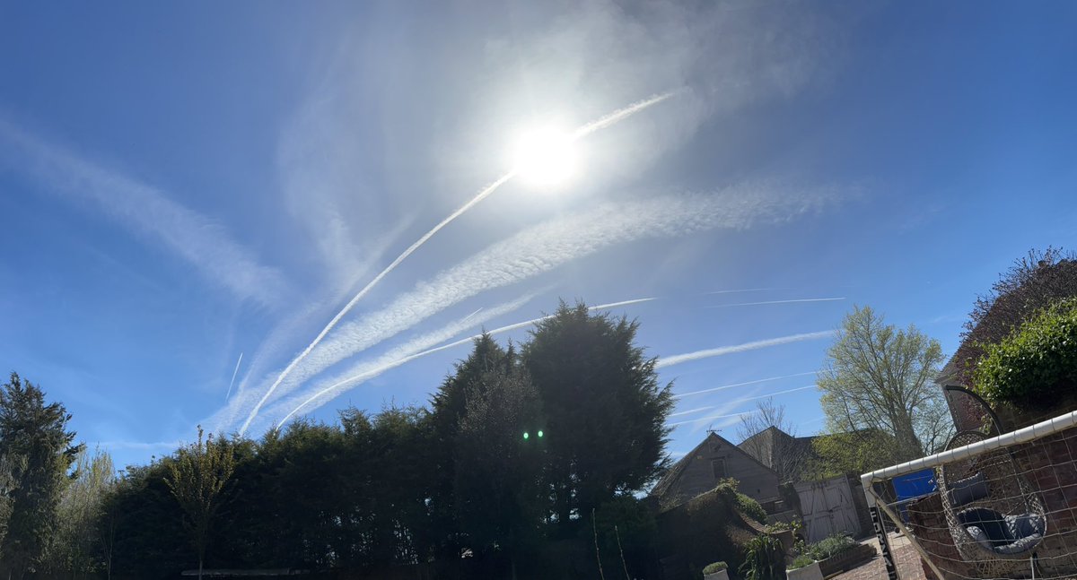cockadoodledog's tweet image. Same here today.  N Kent.  All lines radiated out from the same point.  All crossing the sun.  The other 3/4 of the sky was clear. 

#solarradiationmanagement #srm #geoengineering