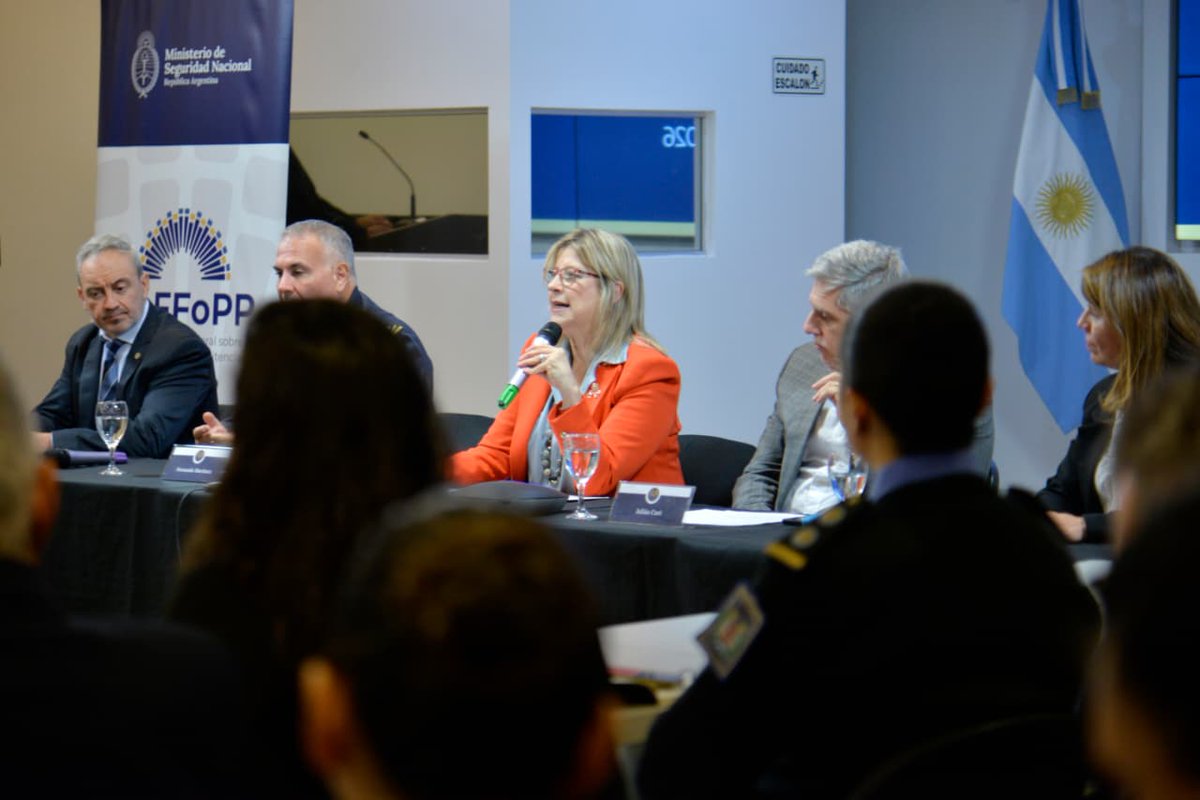 ORDEN DESDE ADENTRO

Reunimos a las 24 jurisdicciones en el 1° Encuentro del COFEPE y el CAFFOPP.

Coordinación real, estándares comunes y formación de calidad para policías y servicios penitenciarios en todo el país.

Si no hay orden en las cárceles, no hay seguridad en la