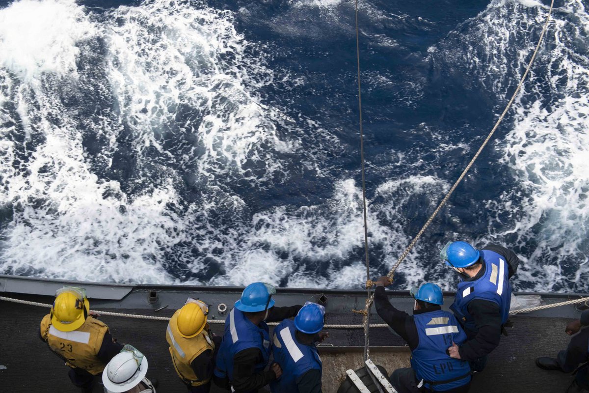 USPacificFleet's tweet image. ⚓️ Precision at sea meets exploration in deep space

Sailors aboard USS John P. Murtha conduct a replenishment-at-sea in the @US3rdFleet area of operations. The crew is preparing to recover the #ArtemisII astronauts and Orion spacecraft.

#USNavy #USPacificFleet #Readiness