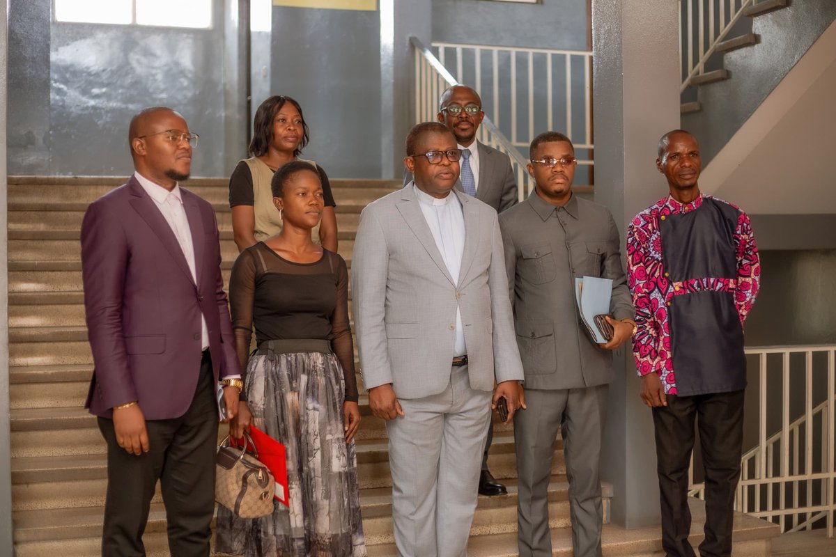 Avant notr rencontr avec le PR,ns avons échangé avec Mgr Donatien NSHOLE,SG de la CENCO,pour préparer le dialogue politique en RDC.Le Panel des Modérateurs(USN,OPP. POL, OSC et Confessions),a remis le DOCUMENT FACULTATIF DES REFORMES pour un consensus entre parties prenantes.