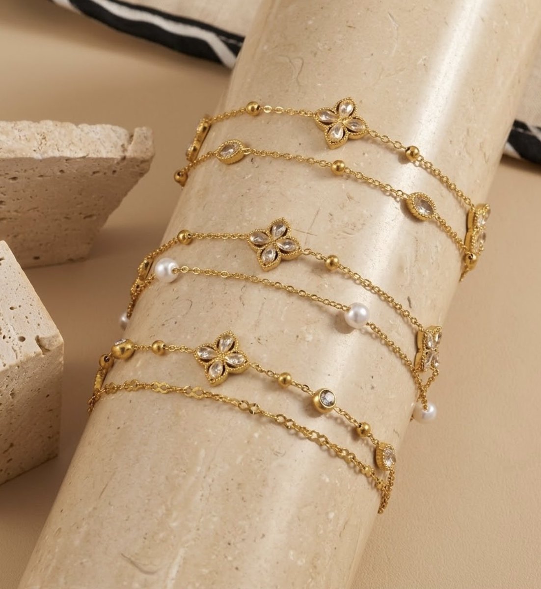 _byhana's tweet photo. Laissez-vous séduire par la finesse de nos magnifiques bracelets🥰 Orné de trèfles délicats en zircon et de perles nacrées, ce bijou en acier inoxydable plaqué or apporte cette touche de lumière indispensable à votre poignet !

🏷️ 5.000 FCFA l’unité https://t.co/EqJaAVxaGc