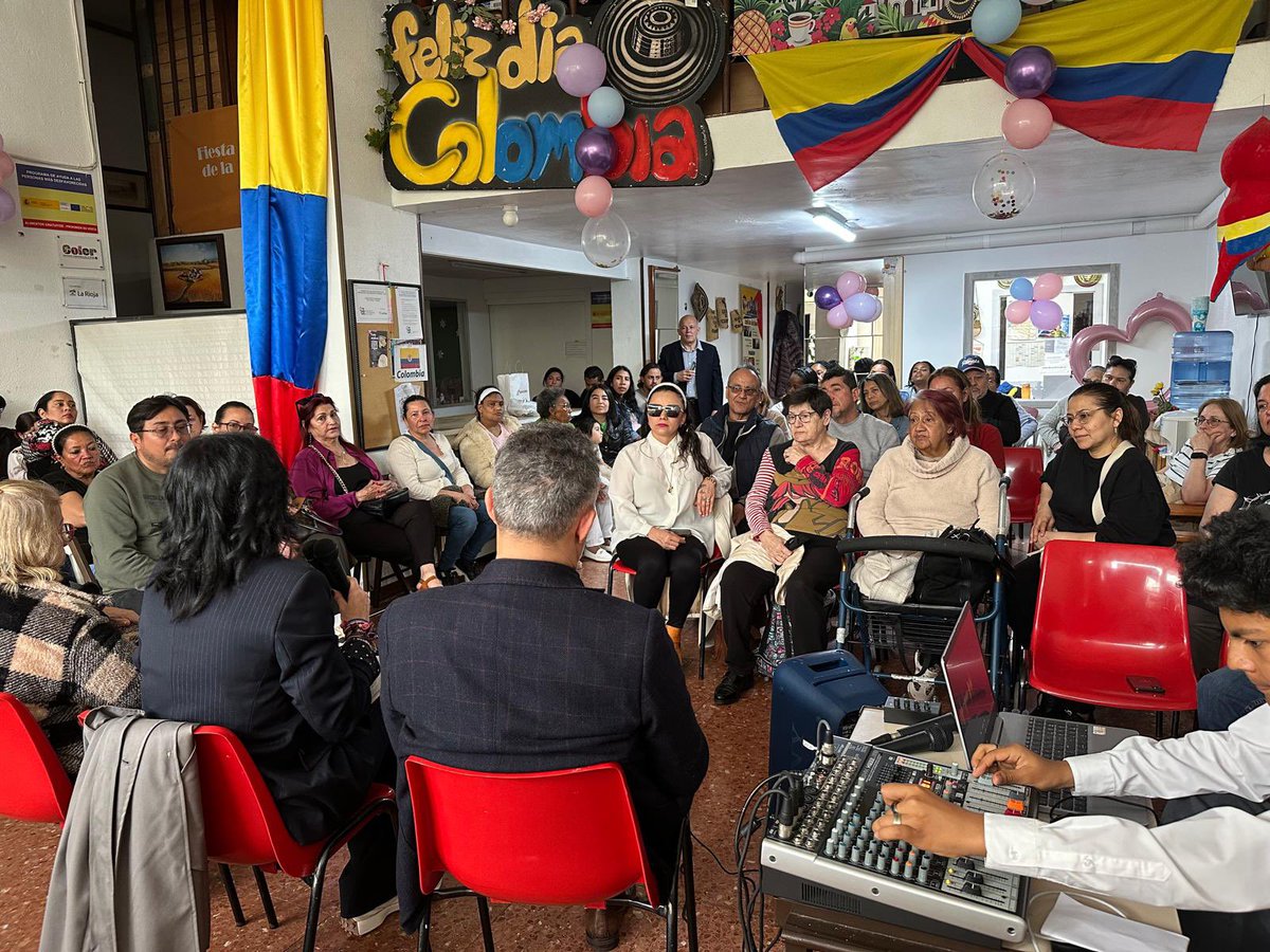AytoLogrono's tweet image. 👥🇨🇴| El alcalde de #Logroño, @conrado_escobar, y la concejala de #ServiciosSociales, Patricia @sainz_campo, han mantenido esta tarde un encuentro con miembros de la Asociación Colombiana de La Rioja (COLOR) para conocer de primera mano sus iniciativas y tomar nota de sus