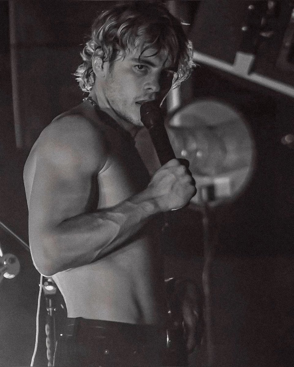 mistermendes08's tweet image. ross lynch.