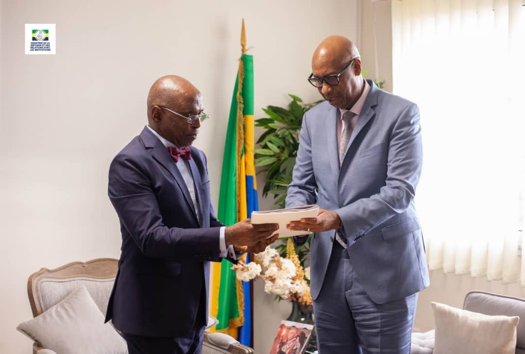 OIFrancophonie's tweet photo. En 2025, la Secrétaire générale de la Francophonie, @LMushikiwabo, a déployé des missions électorales de la #Francophonie (MEF) au #Gabon à l’occasion des élections présidentielle et législatives.

Une délégation de l’OIF conduite par l’Ambassadeur @NyaruhiriraD a remis ce jour les rapports de ces missions aux personnalités suivantes :
- Mme Marie-Edith Tassyla-Ye-Doumbeneny, Ministre des Affaires étrangères et de la Coopération, chargée de l’Intégration et de la Diaspora ;
- M. François Ndong Obiang, Ministre de la Réforme et des Relations avec les institutions ;
- M. Michel Régis Onanga Mamadou Ndiaye, Président de l’Assemblée nationale.

Cette démarche s’inscrit dans un dialogue constructif visant à partager les recommandations des MEF, à valoriser les bonnes pratiques observées et à réaffirmer l’engagement de l’OIF en faveur du renforcement de la démocratie et de l’État de droit au Gabon.