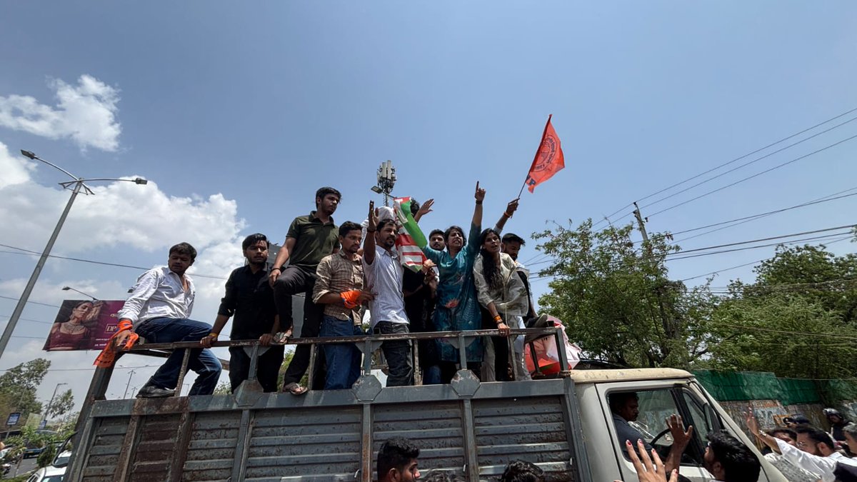 ishaliniverma's tweet photo. आज भोपाल के MLB गर्ल्स कॉलेज के बाहर शराब की दुकान बंद करने की मांग को लेकर अखिल भारतीय विद्यार्थी परिषद् के कार्यकर्ताओं ने उग्र प्रदर्शन किया। 

 नियमों को तांक पर रखकर गर्ल्स कॉलेज के बाहर शराब की दुकान संचालित होने से आए दिन छात्राओं के साथ छेड़ छाड़ की घटना सामने आती है। इतना ही नहीं यह शराब की दुकान मुख्य मार्ग पर होने के बावजूद भी प्रशासन अपनी आंखों पर पट्टी बांधकर रोजाना आवागमन करता है। 
शैक्षणिक संस्थान भी शिक्षा के "मंदिर" है। 
प्रशासन से आग्रह है प्रदेश के शैक्षणिक संस्थाओं के समीप लगी शराब की दुकानों को चिन्हित कर अतिशीघ्र बंद करे ।
