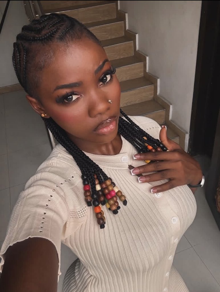 constantine🎀 tweet media