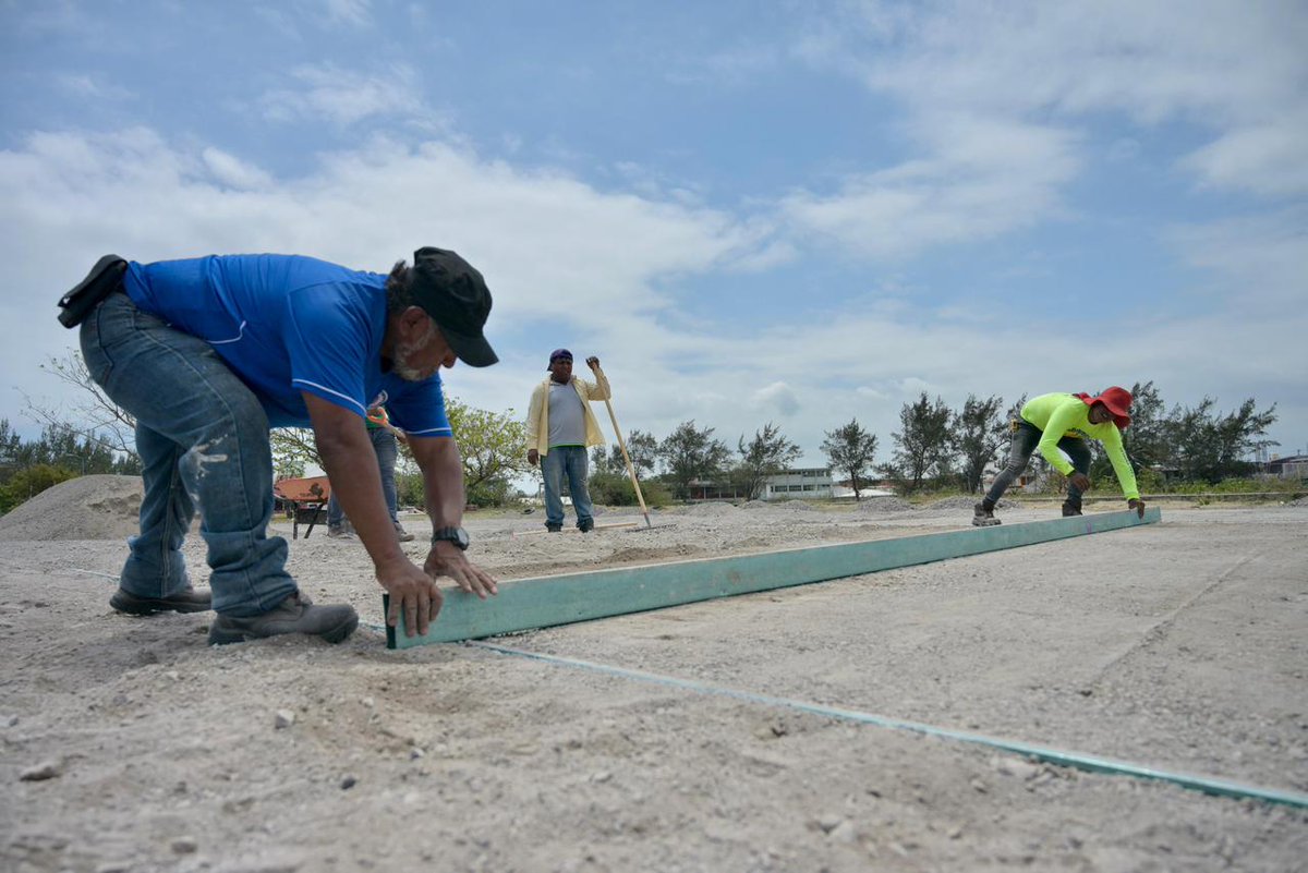 Ventanavermx's tweet image. ⚽️#Supervisa alcaldesa de #Veracruz construcción de #canchas de #futbol en el municipio
Nota: ventanaver.mx/principal/supe…